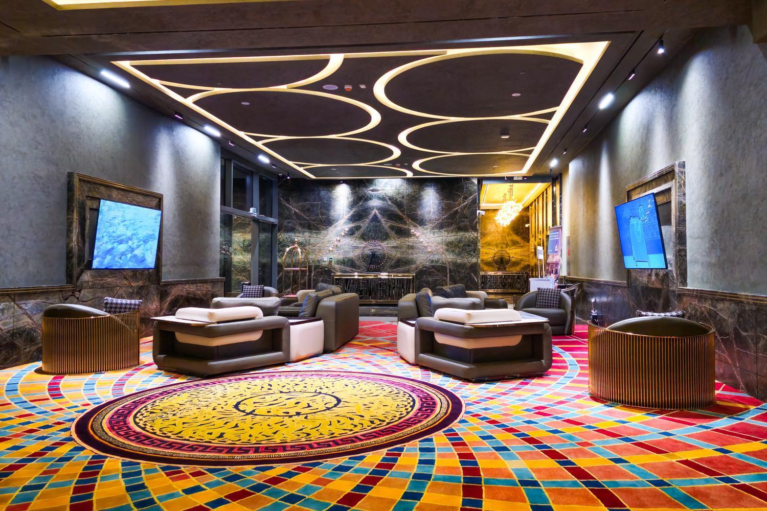 Mbl Royal Live 2br And Maid Apartment *