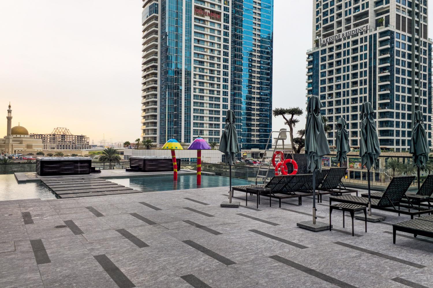 Mbl Royal Live 2br And Maid